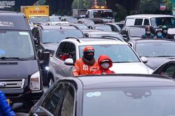 Người dân rời Hà Nội về quê đón Tết, cửa ngõ kẹt cứng