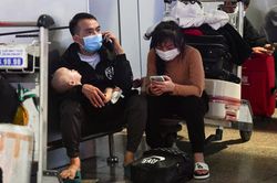 Nhiều người mệt mỏi chờ bay tại Tân Sơn Nhất tối 28 Tết