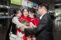 Sao Việt nô nức về quê đón Tết