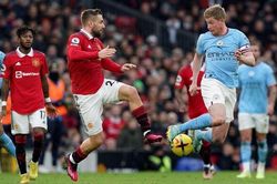 Người hâm mộ thở phào với De Bruyne, chào đón 2 trung vệ trụ cột trở lại