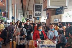 Sân bay Tân Sơn Nhất đông nghịt người đón Việt kiều