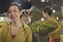 'Xả vai' bán khô mực, Hoa hậu Thùy Tiên hóa thân thành tiểu thương bán hoa trong ngày cận Tết