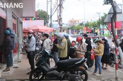 Vẫn còn tình trạng xếp hàng chờ rút tiền tại một số ATM