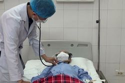 Ngậm tăm, người đàn ông 59 tuổi bị thủng ruột