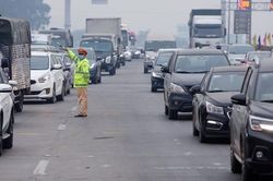 Người dân rời Hà Nội về quê, cửa ngõ Thủ đô đông đúc ngày 28 Tết