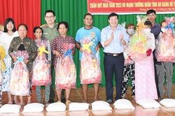 Công an Trà Vinh tặng quà cho người nghèo và Công an viên có hoàn cảnh khó khăn