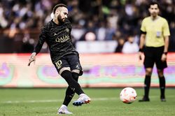 Neymar bị bắt bài trên chấm 11 m