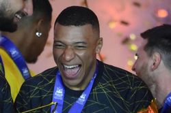 Mbappe từ chối nhận cúp từ ban tổ chức