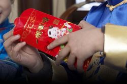 Con kiện cha vì không trả tiền lì xì