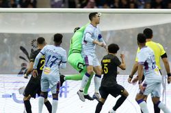 Ronaldo bị đồng đội cũ đấm vào mặt trong trận đấu đầu tiên ở Ả Rập Xê Út