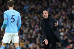 Guardiola mắng cầu thủ và CĐV Man City