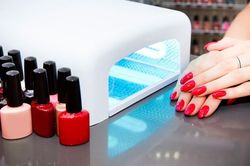 Phát hiện đèn sấy móng tay bằng tia cực tím có thể gây tổn thương và đột biến gen