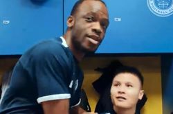 Quang Hải được đồng đội chào đón khi trở lại Pau FC sau AFF Cup 2022