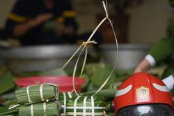 Chiến sĩ Cảnh sát Phòng cháy chữa cháy gói bánh chưng đón Tết