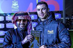 Ronaldo đánh bại Messi để giành giải Người hùng trận đấu ở Riyadh
