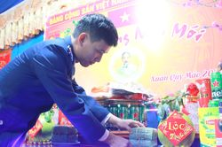 Cán bộ chiến sĩ Cảnh sát biển gói bánh chưng đón Tết