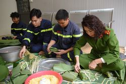 Lính cứu hỏa quây quần gói bánh chưng đón Tết