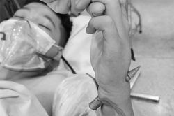 Đến nghĩa trang ngày cuối năm, thiếu niên 15 tuổi gặp tai nạn hy hữu