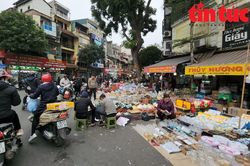 'Ngột ngạt' giao thông phố cổ ngày cuối năm