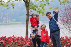 Khoảnh khắc đón xuân đang về bên Hồ Gươm
