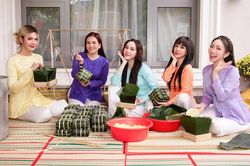 Bảo Thy cùng hội 'chị em bạn dì' diện bà ba, háo hức gói bánh chưng từ 5h sáng