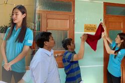 Lương Thùy Linh mặt mộc giản dị trao nhà tình thương cho bà con có hoàn cảnh khó khăn