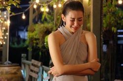 Nắm bàn tay của mẹ, tôi bất lực òa khóc nức nở