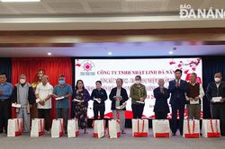Trao quà tết cho người nghèo