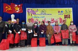 Chương trình 'Niềm vui bất ngờ' đến với người khó khăn ở xã Sơn Viên, huyện Nông Sơn (Quảng Nam)