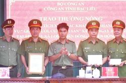 Khen thưởng Ban chuyên án phá vụ giết tài xế xe ôm cướp tài sản
