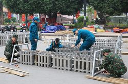 Cận cảnh lắp đặt trận địa pháo hoa phục vụ đêm Giao thừa Quý Mão 2023