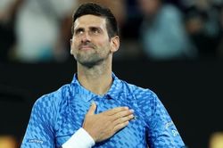 Djokovic vượt chấn thương vào vòng 4 Australian Open