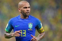 Dani Alves bị cảnh sát Tây Ban Nha bắt giữ vì tội tấn công tình dục