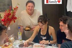 Văn Lâm tập luyện rồi ăn bánh chưng, Yến Xuân trổ tài làm bánh đa nem đón tết cùng gia đình bạn trai