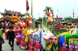 Lê Bích và cuộc 'hành hương' cùng vàng mã
