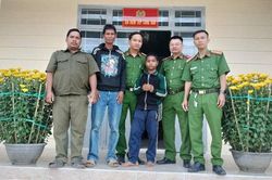 Giúp cháu bé sau 6 ngày bị lạc trong rừng đoàn tụ với gia đình