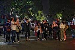 Người Hà Nội phấn khởi chờ đón giao thừa