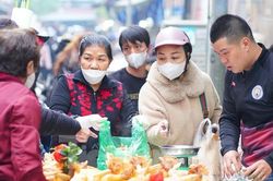 Chen chân ở 'chợ nhà giàu' Hà Nội từ sáng sớm 30 Tết