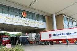 10 xe nông sản xuất sang Trung Quốc qua cửa khẩu Lào Cai ngày mùng Một Tết