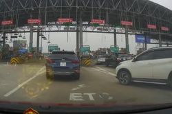 Bức xúc với kiểu khôn lỏi của tài xế Toyota Rush tại trạm thu phí ngày cuối năm