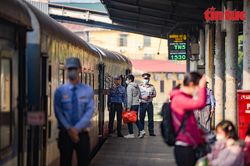 Ấm áp những chuyến tàu cuối năm rời ga Hà Nội