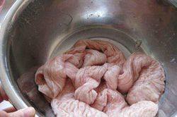 Lòng già chỉ rửa bằng nước muối là sai: Cho thêm 1 thứ này mới đảm bảo vừa sạch vừa ngon