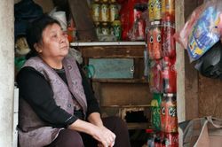 Tết trong căn nhà 6m2 và cuộc đời của 3 thế hệ gánh trọn trên vai người phụ nữ