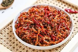 Tự làm gà xé cay chuẩn vị đón Tết