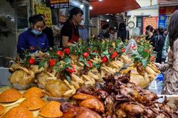 Người dân Thủ đô chen chân mua đồ cúng ở 'chợ nhà giàu' ngày 30 Tết