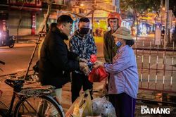 Chiếc bánh nghĩa tình đêm 29 Tết
