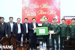 Phó Chủ tịch HĐND thành phố Trần Phước Sơn thăm, chúc Tết các đơn vị lực lượng vũ trang đêm giao thừa