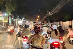 Dòng người đổ về sân vận động tỉnh chờ ngắm pháo hoa