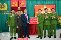 Lãnh đạo huyện Kim Sơn thăm, động viên các đơn vị trực Tết Nguyên đán Quý Mão