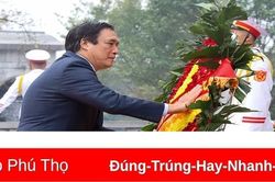 Dâng hoa tưởng niệm các anh hùng liệt sĩ nhân dịp Tết Quý Mão 2023